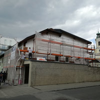 Fassade in Arbeit mit Gerüst